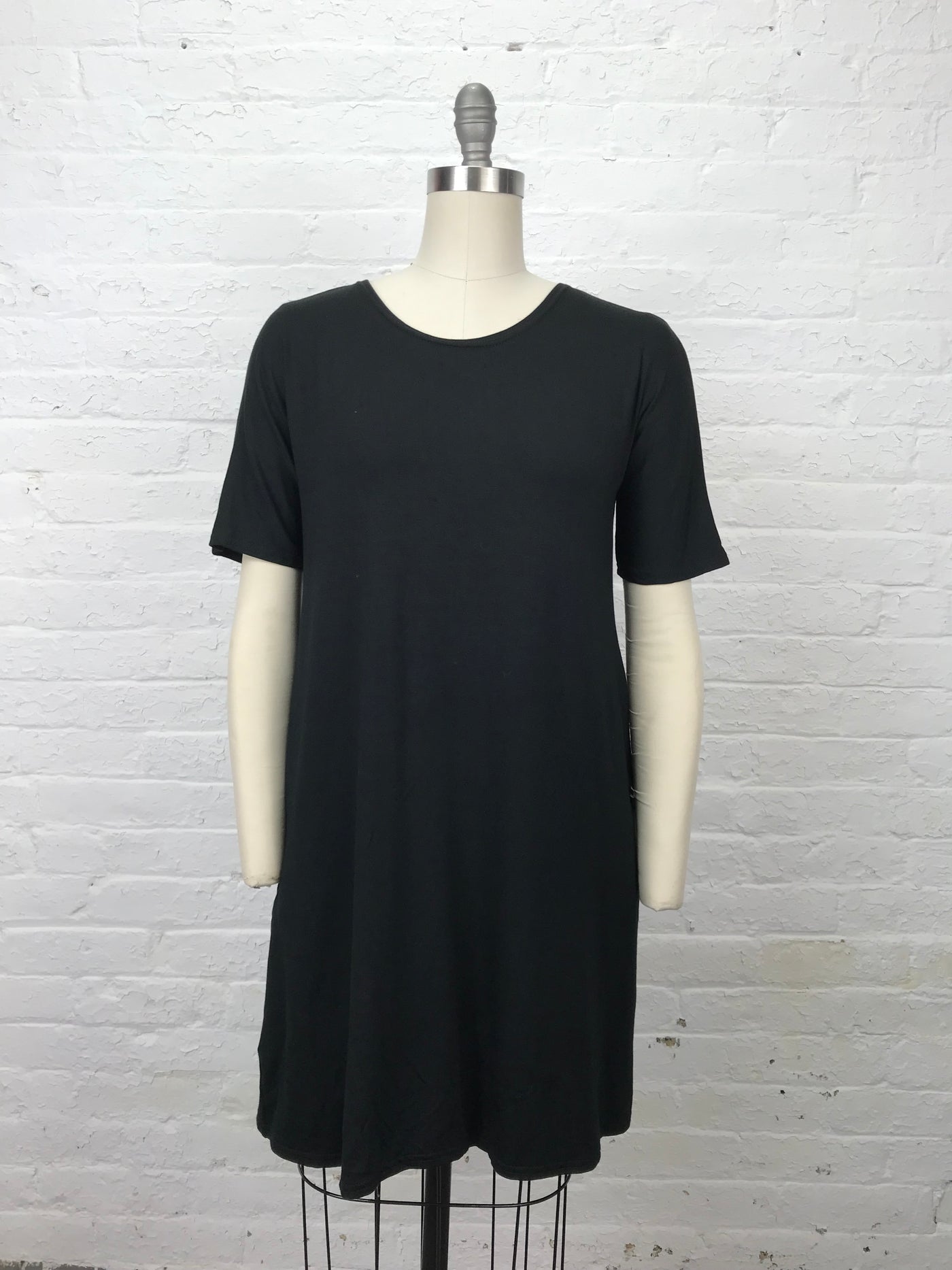Day Shift Dress in Solid Black - with Pockets!
