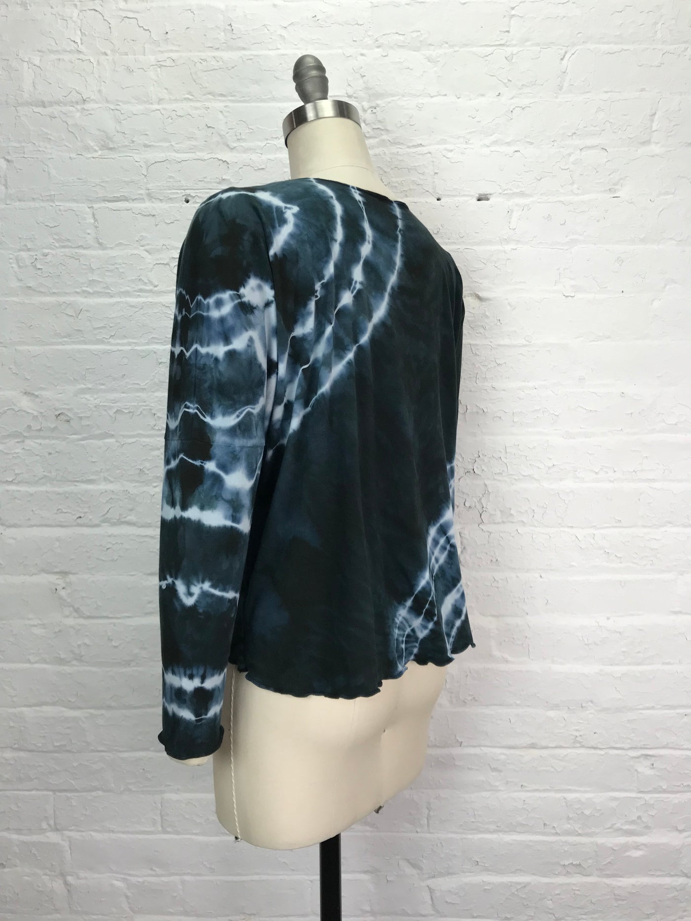 Juni Long Sleeve Petite Top in Cracked Pepper Geode